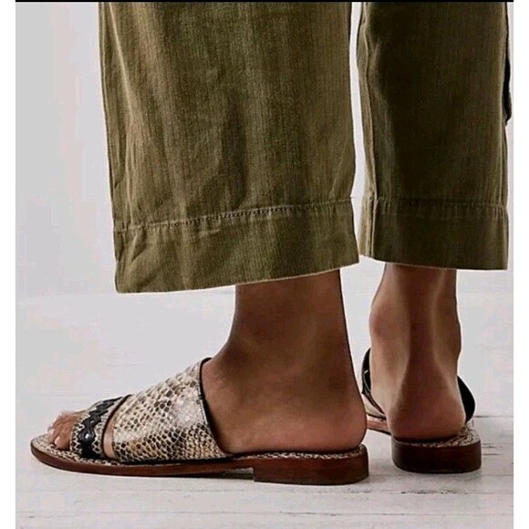 Free People Saturday Slide Snakeskin Print Flats Size US 7/EU 37.5 Beach Pool - Picture 2 of 9